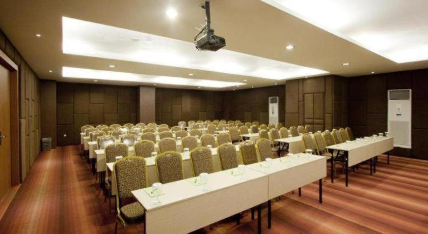 Aswin Hotel And Spa Makassar Exterior photo