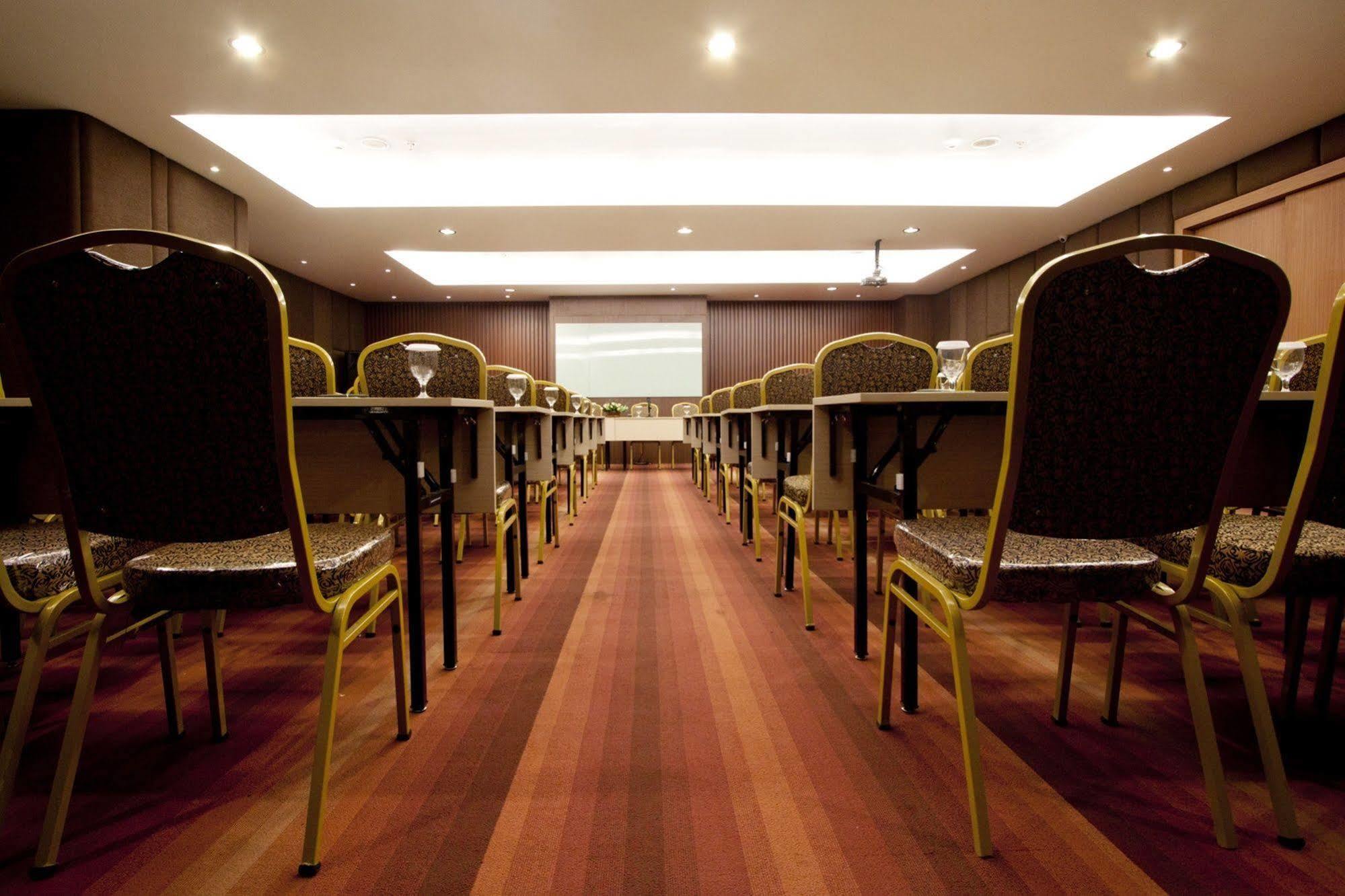 Aswin Hotel And Spa Makassar Exterior photo